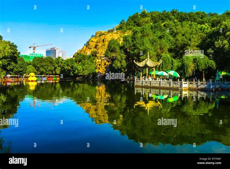  紅山公園、広大な草原と雄大な歴史の融合！