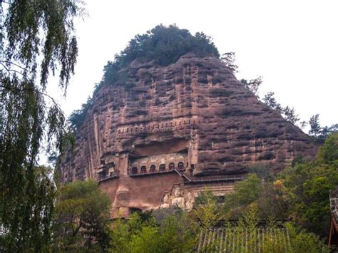  麦积山石窟！古代の彫刻と壮大な景色が織りなす神秘の世界へ